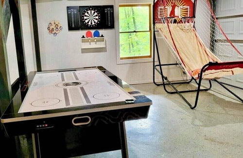 Blairsville Cabin | Bearfoot Bliss-Luxe Cabin- Sleeps 14-Epic Game Room, Hot Tub, Fire Pit, Pets OK