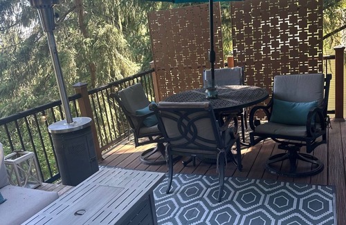 Mount Park House | Beautiful Mid-Century 2-bedroom house in Lake Oswego with gorgeous views