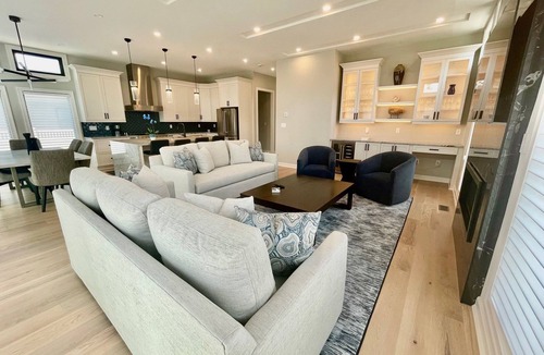 Country Club Estates House | BEAUTIFUL NEW HOME WITH PRIVATE POOL!