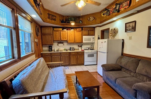 Great Valley Ski Chalet | Beautiful Rustic 4 bdr Chalet Made For Big Groups and Life Long Memories!