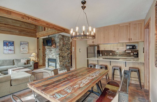 East Village at Copper Condo | Beautiful Ski Chalet with hot tub. 1 Minute to Super Bee Lift! AN203