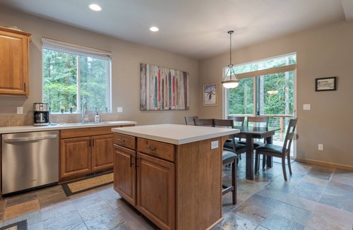 Zigzag Ski Chalet | Beutiful mountain cabin, hot tub, big deck!