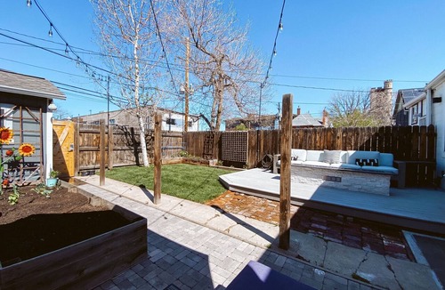 Speer House | "Blue Ox" Charming 2 Bedroom Triplex - S Broadway