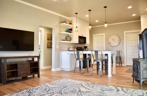 Old Bend House | Bluebird Day - Fuller Cottage in Bend, OR: Charming 3-bedroom getaway with hot tub.