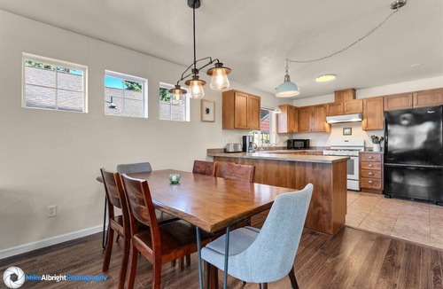 Southern Crossing House | Bluebird Day - Raven Sky Bungalow in Bend, OR, with 2 bedrooms. Pet friendly!