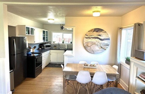 Old Bend House | Bluebird Day - Star Cottage: Cozy 2BR home in scenic Bend, OR, Hot tub, Bikes!