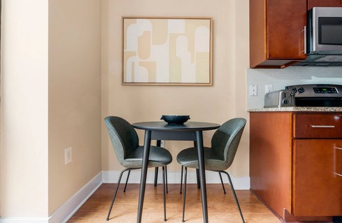 Mount Vernon Triangle Apartment | Blueground | Mount Vernon Triangle, pool, nr National Gallery of Art