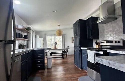 Dingle Cabin | Boater's Dream: Walk to Private Launch 5BR Sleeps 16, Marina Slips, Beach, East Shore Marina