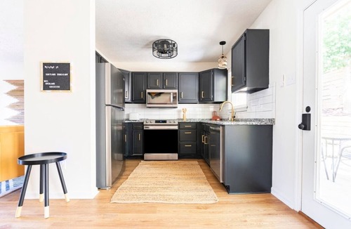 Lexington House | Boho-Glam Bungalow 2 Kings, Fire Pit, Fenced Yard, Pet Friendly, Prime location