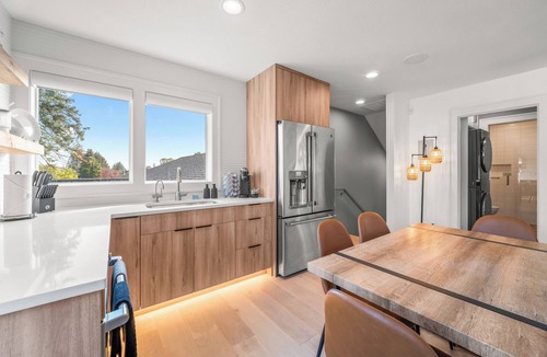Parkrose Heights House | BOOK 7 NITES AND GET A DISCOUNT 1 BEDROOM PRIVATE SUITE