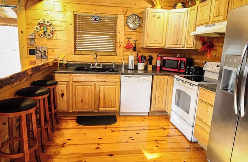 Blue Eye Cabin | Branson Missouri Luxury Log Cabin on Quiet Pine Ridge forest above Lake, Jacuzzi