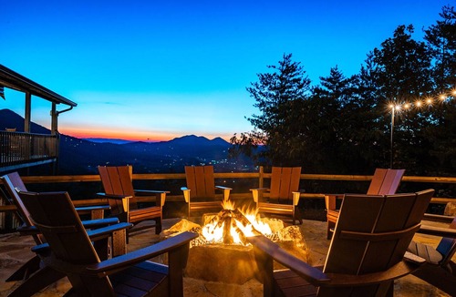 Smoky Mountains Cabin | Breathtaking Mountain Views, Propane Fire Pit, Minutes to Nat’l Park. Sleeps 8.