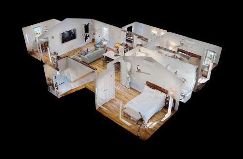 Wilmington Historic District House | Bright Modern 2BR 2BA with Balcony - King bed-Fast Wi-Fi 75 inch OLED TV