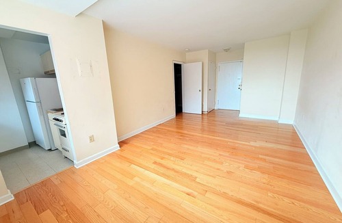 Rosslyn Apartment | Bright Unfurnished Studio Steps from 3 Metro Lines