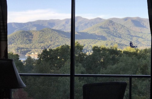 Hiawassee Cabin | Brown Bear Hideaway, Beautiful Mtn View, Screen Porch, King, 2 miles to town