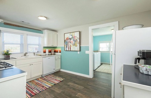 Highfill House | Buttercup Bungalow; charming 1925 "giraffe" country house 3 min from XNA