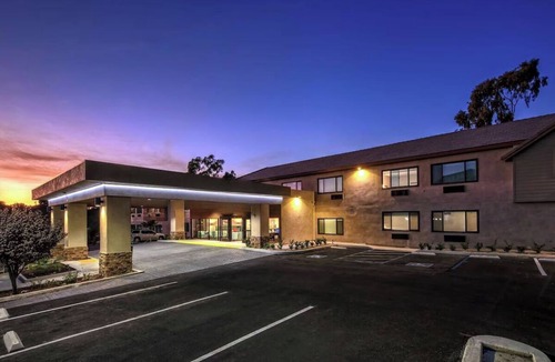 Cardiff-by-the-Sea Hotel | Cardiff Beach 2 Queen Room w/Breakfast, Gym & Pool