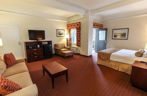 Fairfield Hotel | Carroll Valley Retreat | King Deluxe + Pool & Golf