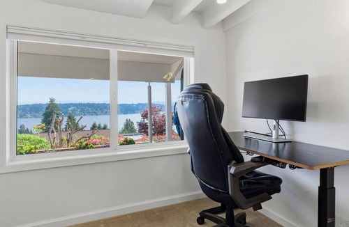 East Lake Hills House | Cascade Views on Lake Sammamish
