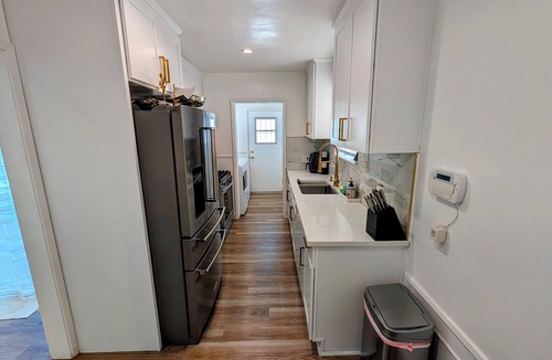 Inglewood House | Central 2BR 1 Bath House - 10 min to Beach, Sofi, & Restaurants