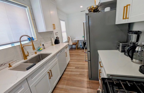 Inglewood House | Central 2BR 1 Bath House - 10 min to Beach, Sofi, & Restaurants