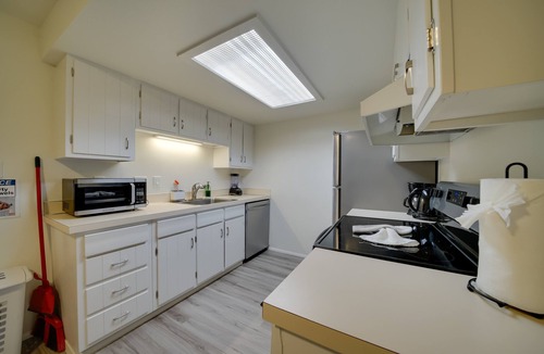Lake Hills Apartment | Central Bellevue North Suite Near Downtown & I-90