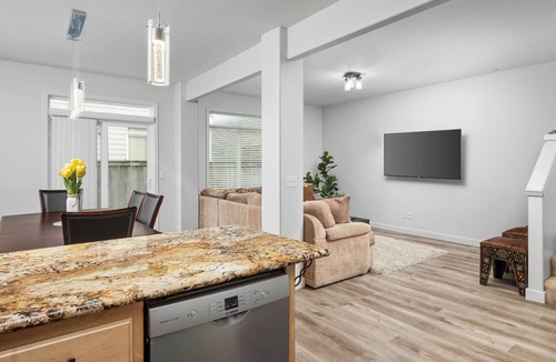 Vancouver House | Central Vancouver Location, Open Floor Plan, Next to Kids Park, Close to Shopping, Pet Friendly