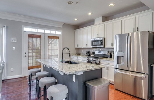 Laurel House | Centrally located Spacious 4-bedroom townhome in tranquil Laurel with AC.