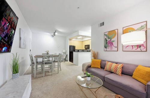 Del Rey Apartment | Charming 2-bedroom apartment with pool, jacuzzi and gym in Marina Del Rey!