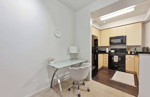 Del Rey Apartment | Charming 2-bedroom apartment with pool, jacuzzi and gym in Marina Del Rey!