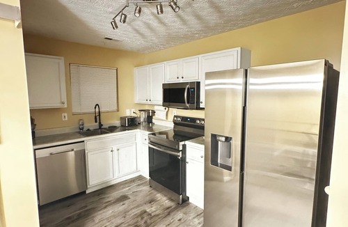 Mableton House | Charming 2-bedroom and 2.5 bathroom townhome in marvelous Mableton with WiFi, AC