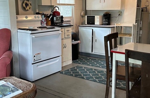 Schroon Lake Cottage | Charming 2-bedroom cottage in peaceful Schroon Lake with WiFi, AC, dogs welcome