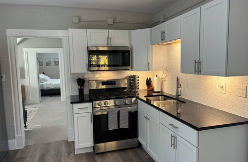 Northeast Minneapolis Arts District House | Charming 2 BR Top Floor Retreat in NE Mpls Arts District!