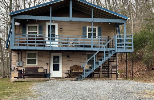 Upper Tract Cabin | Charming 4-bedroom cabin with HOTTUB in peaceful Upper Tract with WiFi, AC