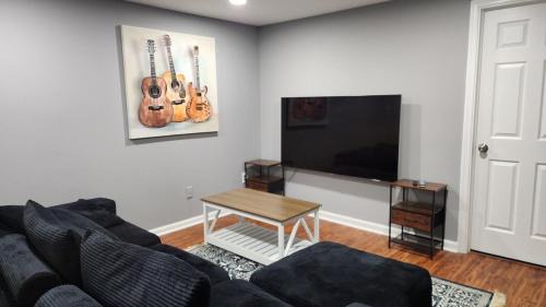 Parkville House | Charming 5 Bed with Spacious Yard with HotTub