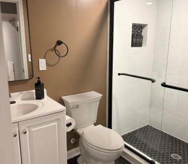 Parkville House | Charming 5 Bed with Spacious Yard with HotTub