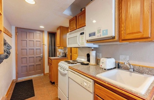 Four O'Clock Condo | Charming and Cozy Studio for Two! Four O'clock Lodge B05