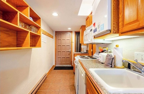 Four O'Clock Condo | Charming and Cozy Studio for Two! Four O'clock Lodge B05