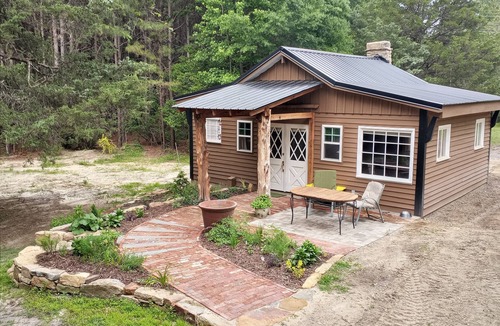 Henderson Cabin | Charming cabin get away w/walk-in shower, kitchenette, AC/heat, WiFi