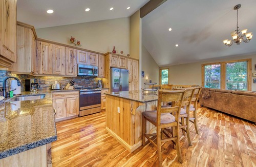 Government Camp House | Charming home with hot tub, fireplace & W&D - in great Government Camp location