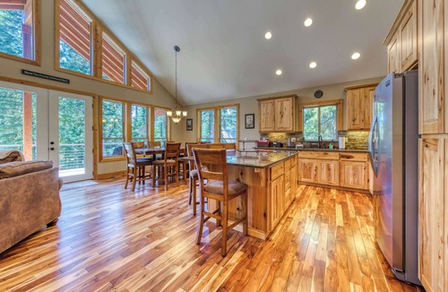 Government Camp House | Charming home with hot tub, fireplace & W&D - in great Government Camp location