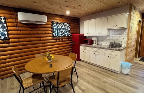 Kimbolton Cabin | Charming log cabin on a quiet back road to get away from it all and enjoy nature
