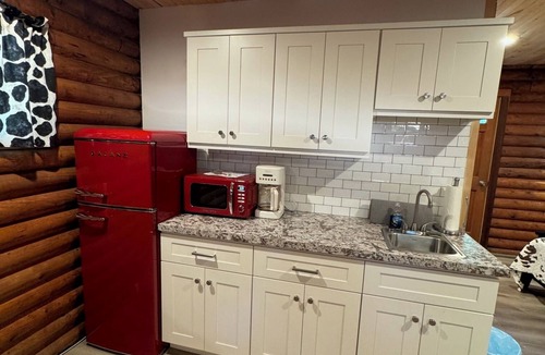 Kimbolton Cabin | Charming log cabin on a quiet back road to get away from it all and enjoy nature