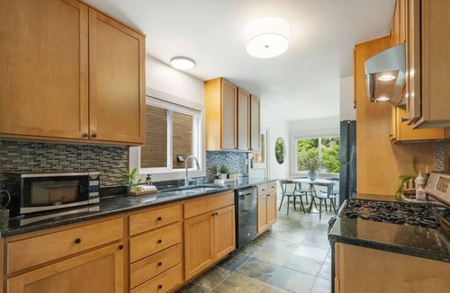 East Queen Anne House | Charming Queen Anne Craftsman Home - 4BR, 3BA, 2 Full Kitchens, sleep 10+