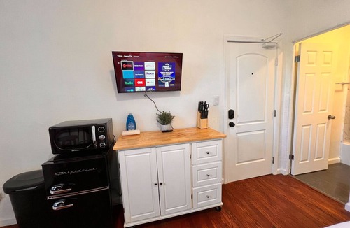 Westlake Apartment | Charming studio in soothing Los Angeles with cool AC breeze