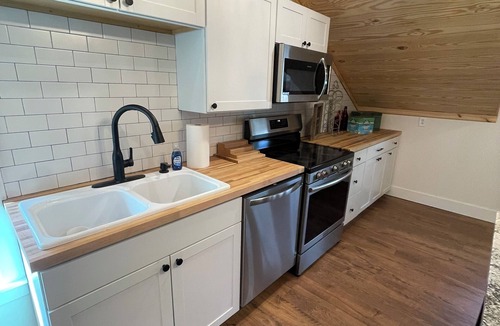 Hendersonville Apartment | Charming studio above garage apt located close to Downtown Hendersonville!