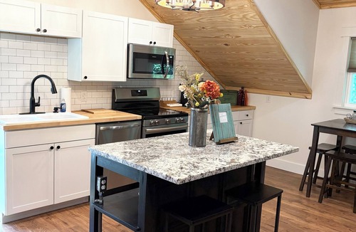 Hendersonville Apartment | Charming studio above garage apt located close to Downtown Hendersonville!