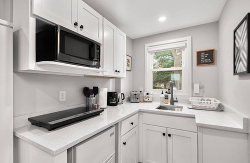 White Oak Cottage | Charming Tiny House 1 Bedroom Suite in lovely Silver Spring with WiFi, AC