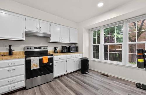 Wheaton House | Charming Townhome Near Metro & Parks