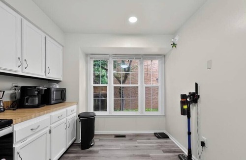 Wheaton House | Charming Townhome Near Metro & Parks